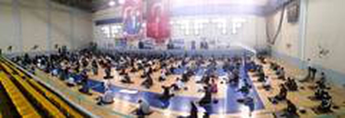 Cuma namazı spor salonunda kılındı