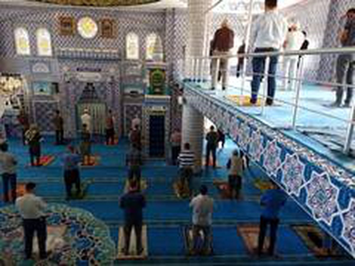 Dicle\'de sosyal mesafeli cuma namazı