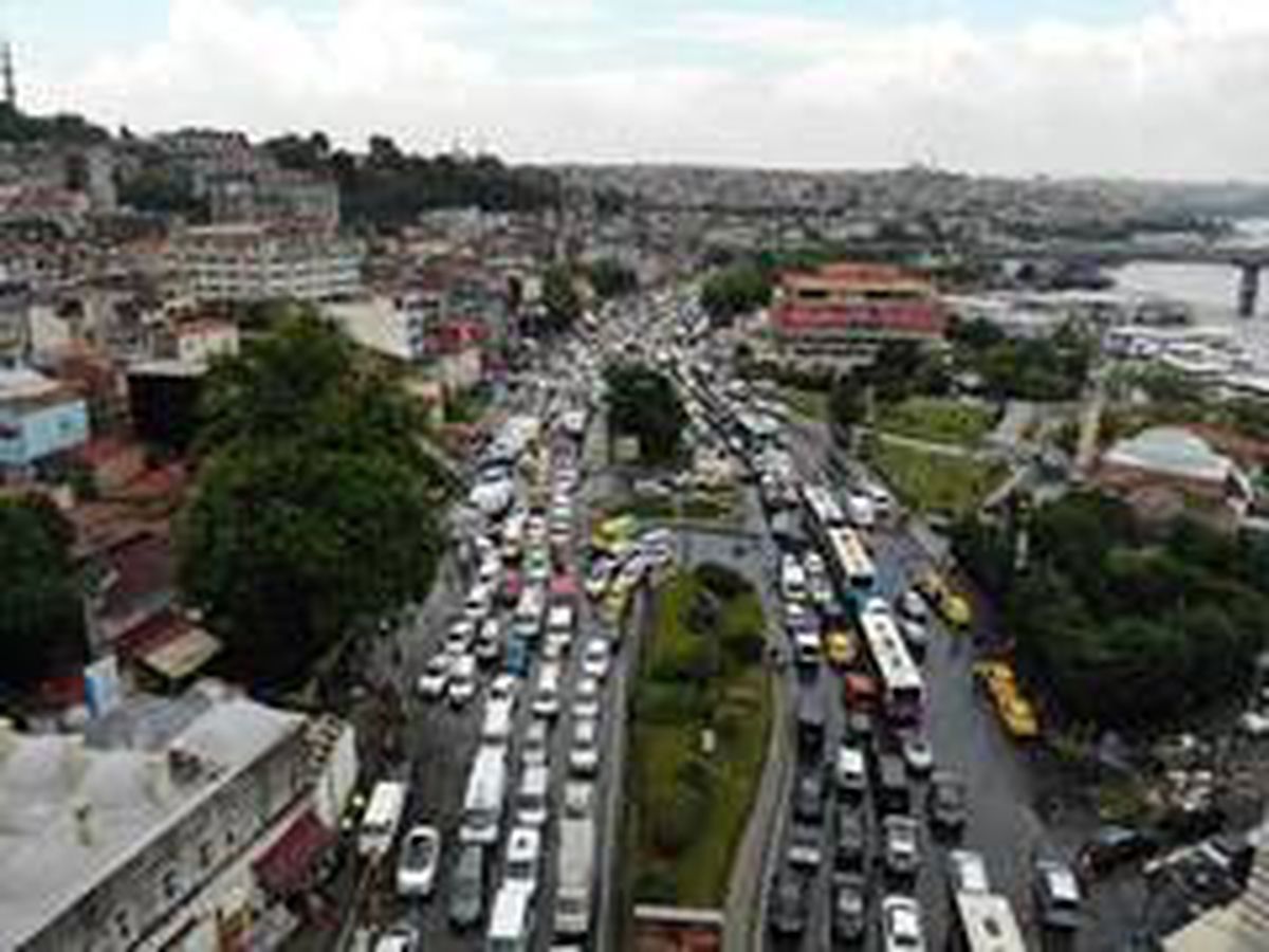 Eminönü\'nde şiddetli yağış sonrası trafik kilitlendi