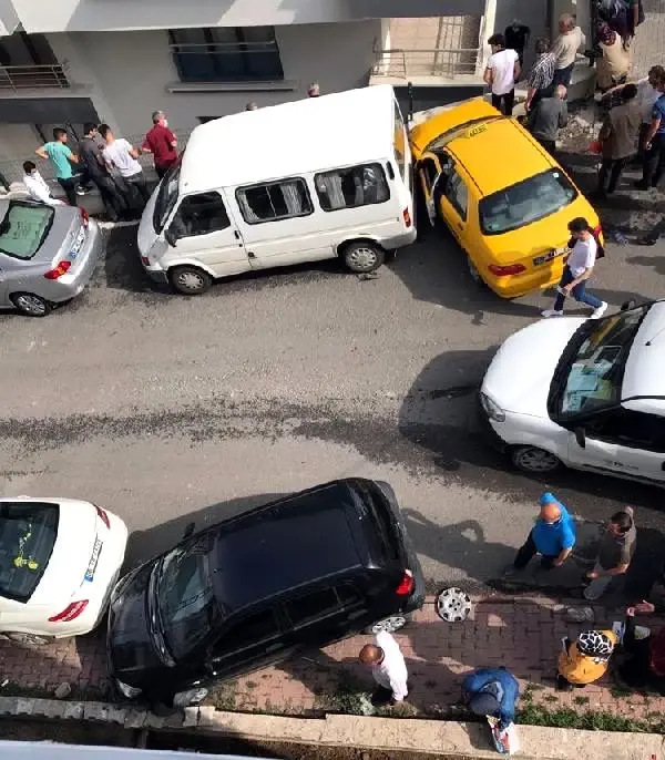 Freni boşalan taksinin çarptığı talihsiz adam, 5 metrelik boşluğa düşerek hayatını kaybetti