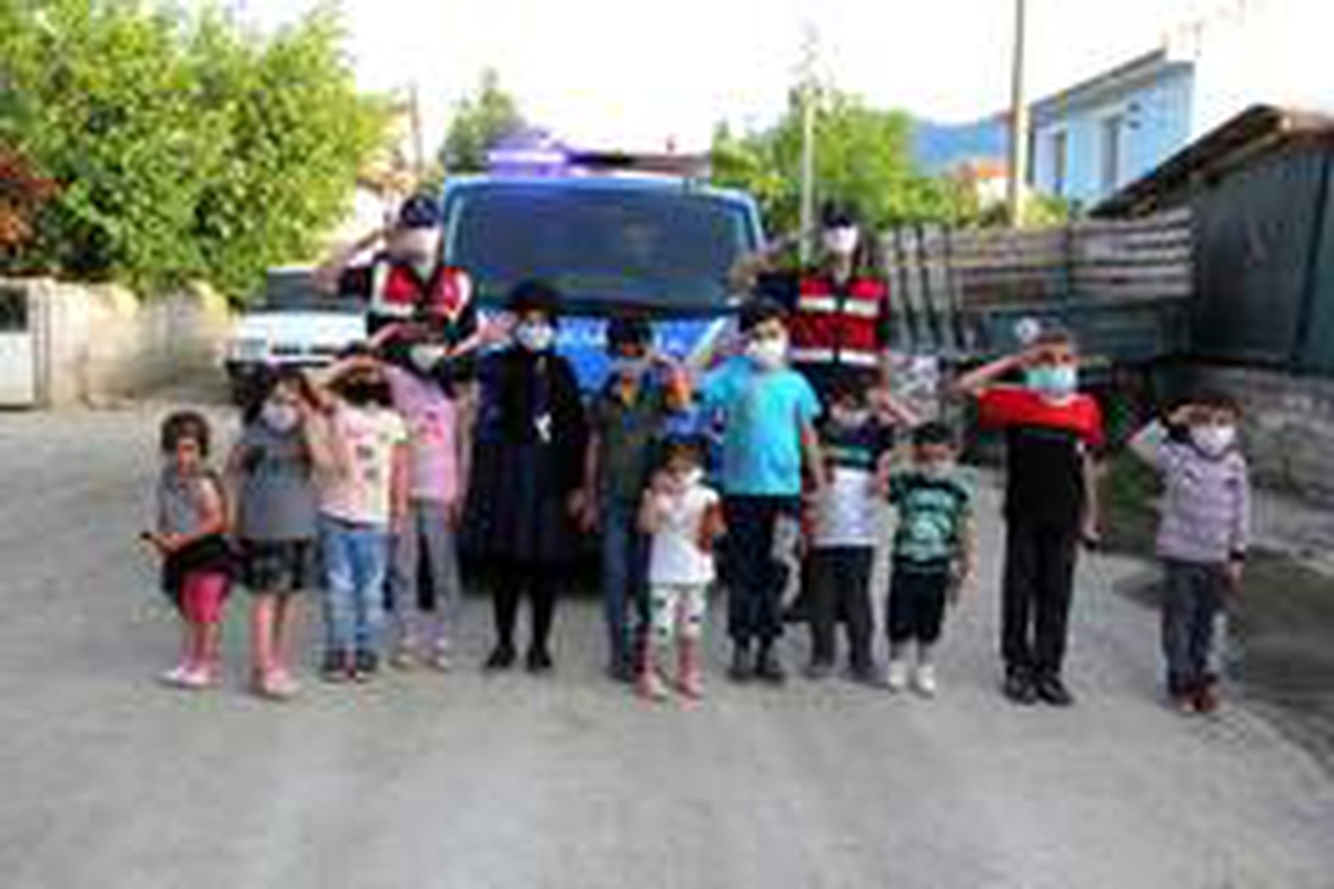 Hisarcık Jandarmasından çocuklara jest
