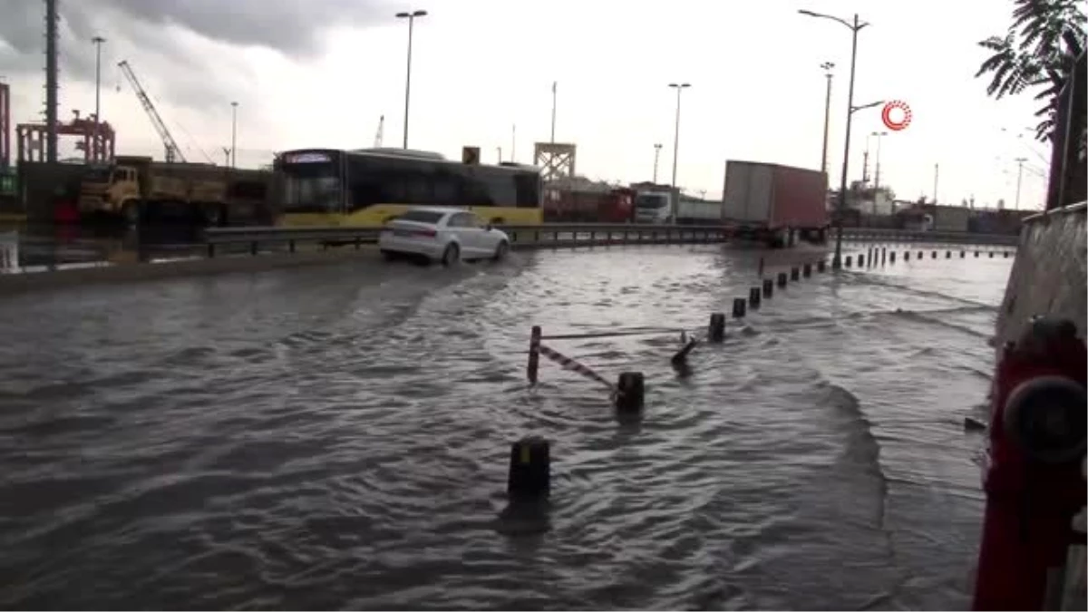 İstanbul\'da sağnak yağmur etkili oldu; Harem Sahil yolunu su bastı