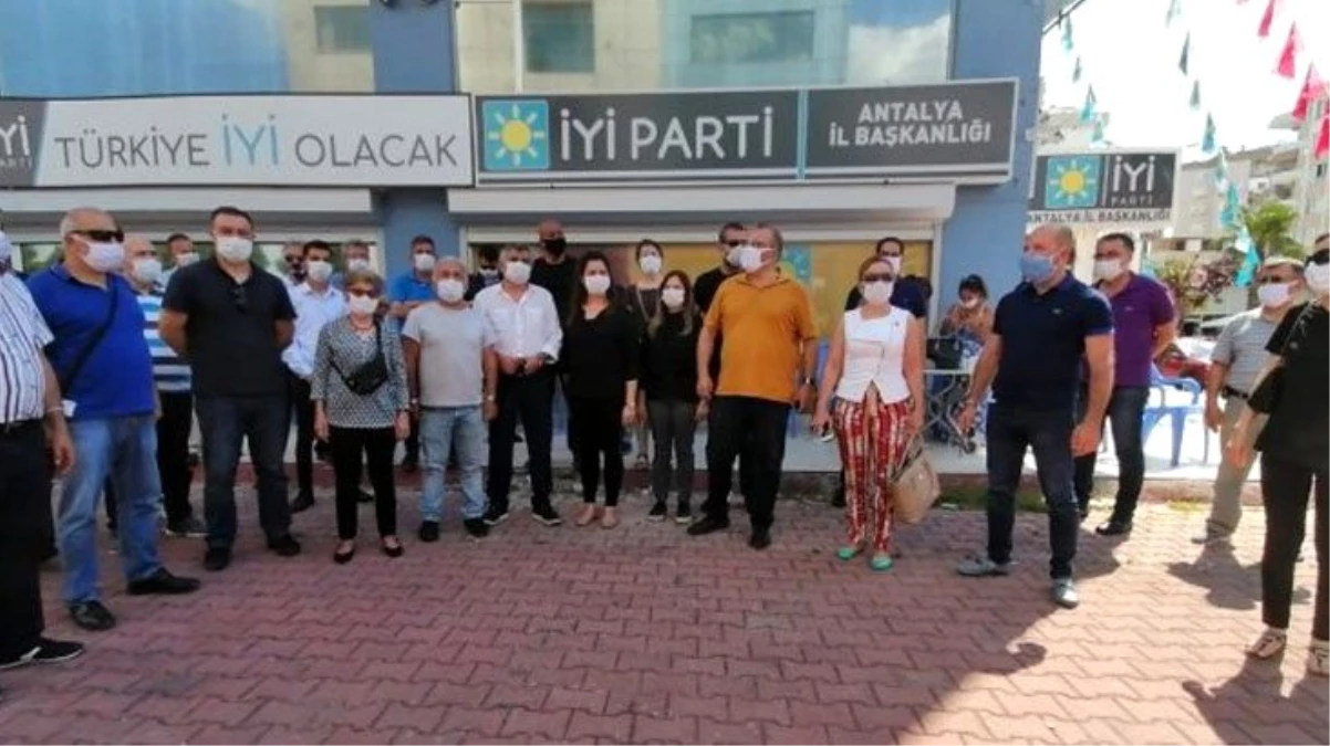 İYİ Parti Muratpaşa ilçe teşkilatında toplu istifa! Yönetimi topa tutup görevi bıraktılar