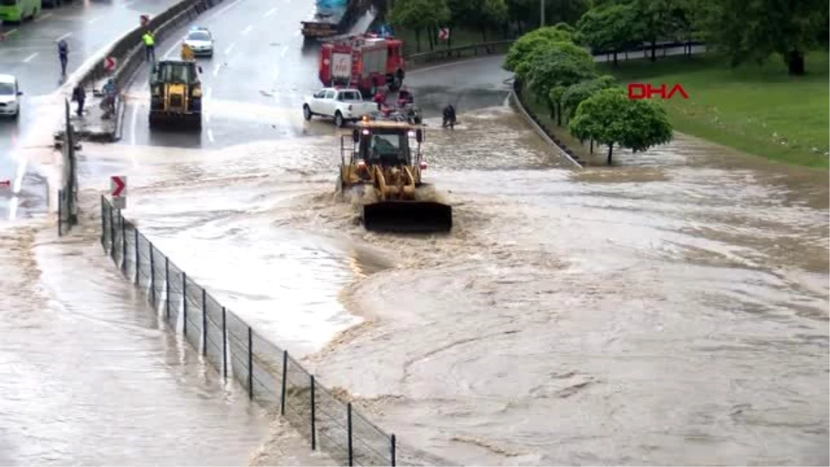 KOCAELİ D-100 Otoyolunu su bastı; yol trafiğe kapandı