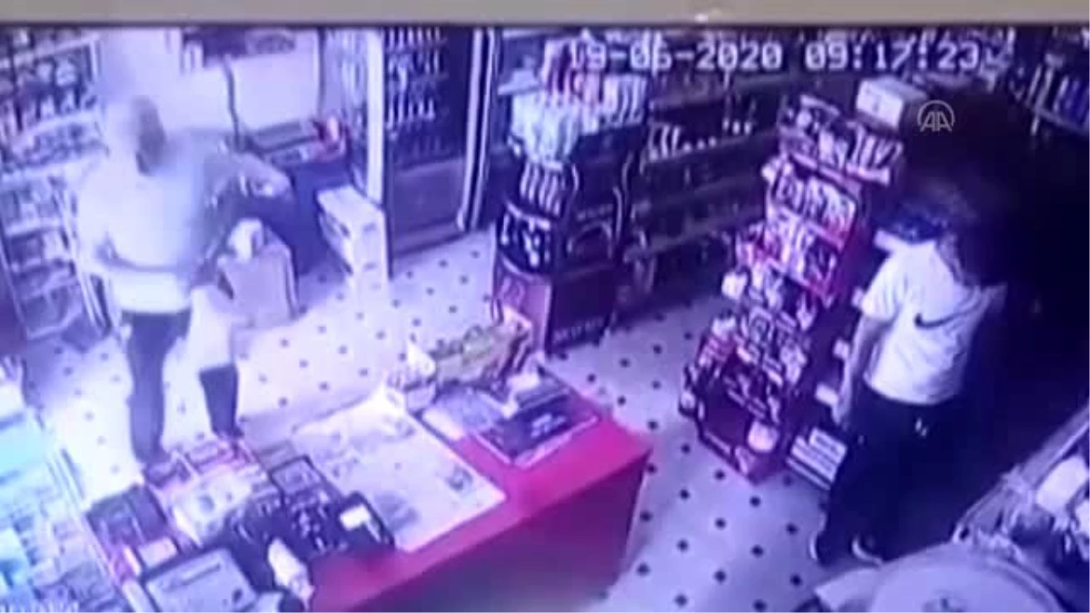 Market kasasından hırsızlık anı güvenlik kamerasına yansıdı