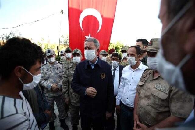 Şehit işçilerin köyüne giden Bakan Akar'dan intikam yemini: Peşlerini bırakmadık bırakmayacağız