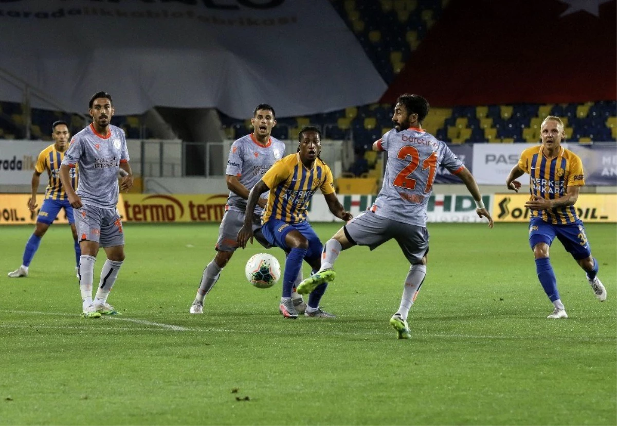 Süper Lig: MKE Ankaragücü: 1 Medipol Başakşehir FK: 0 (İlk yarı)