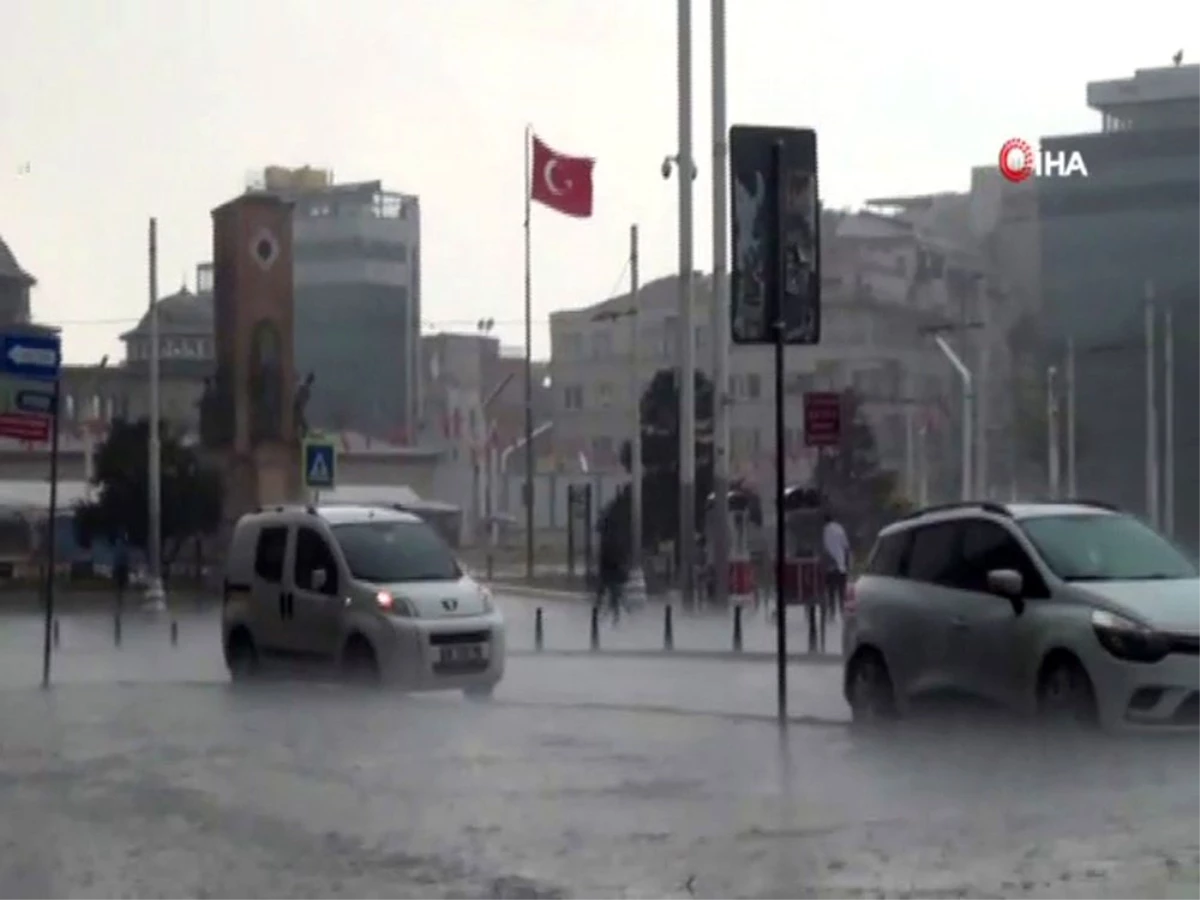 Taksim\'de etkili olan yağmur vatandaşlara zor anlar yaşattı