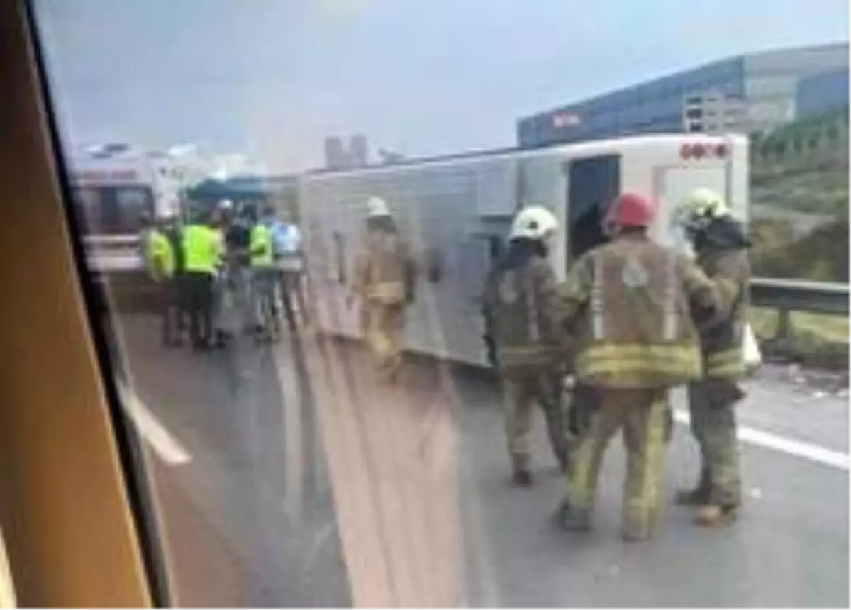 TEM\'de servis minübüsü devrildi ! Çok sayıda yaralı var