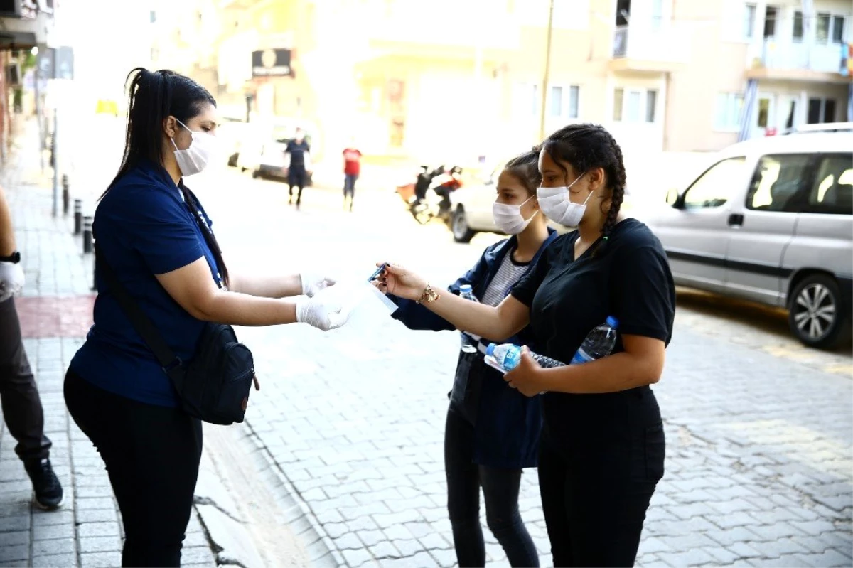 Aydın Büyükşehir Belediyesi, LGS sınavına giren öğrencilere ve velilerine maske, kalem ve su dağıttı