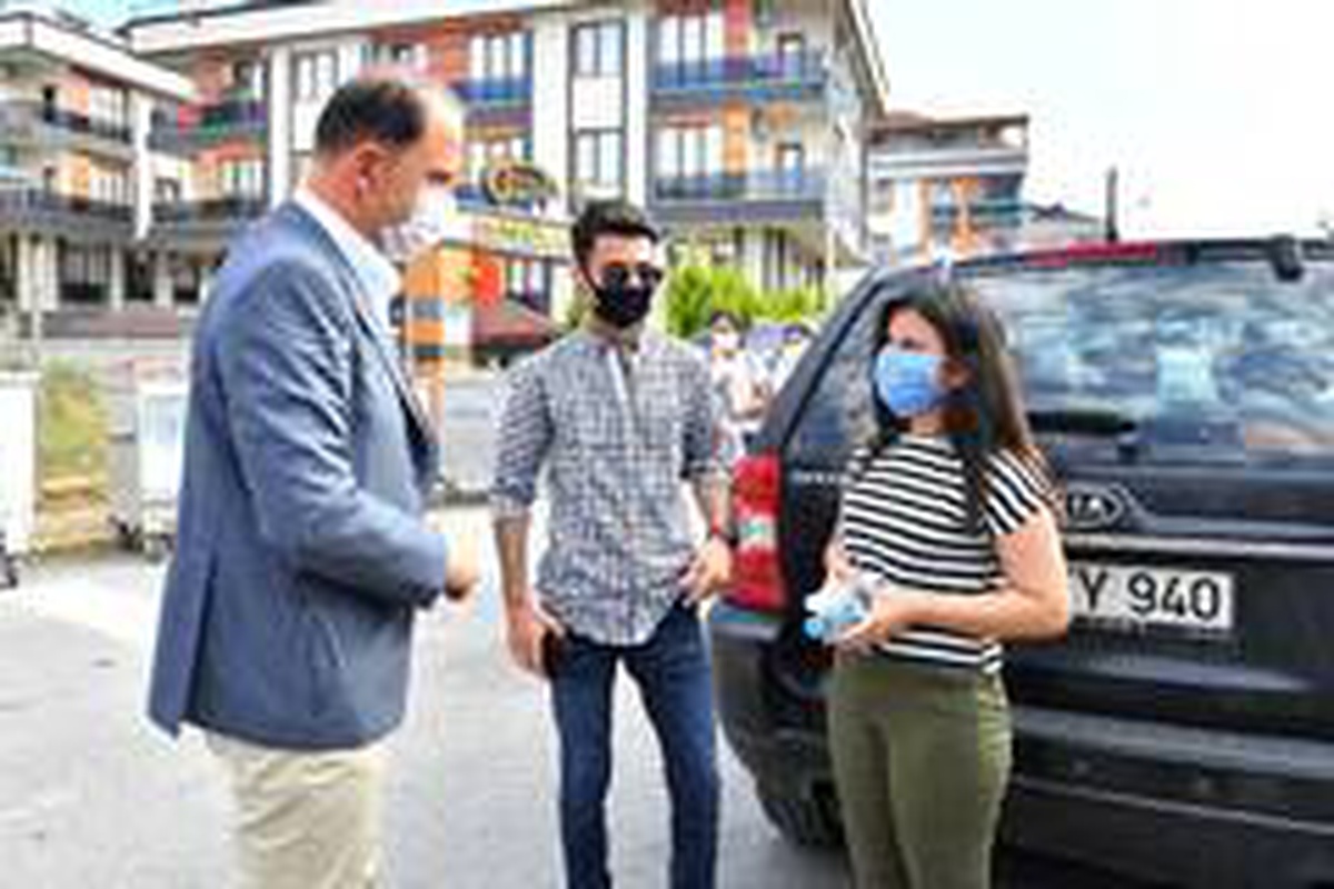 Beylikdüzü Belediyesi LGS öncesi öğrencilere su ve maske dağıttı
