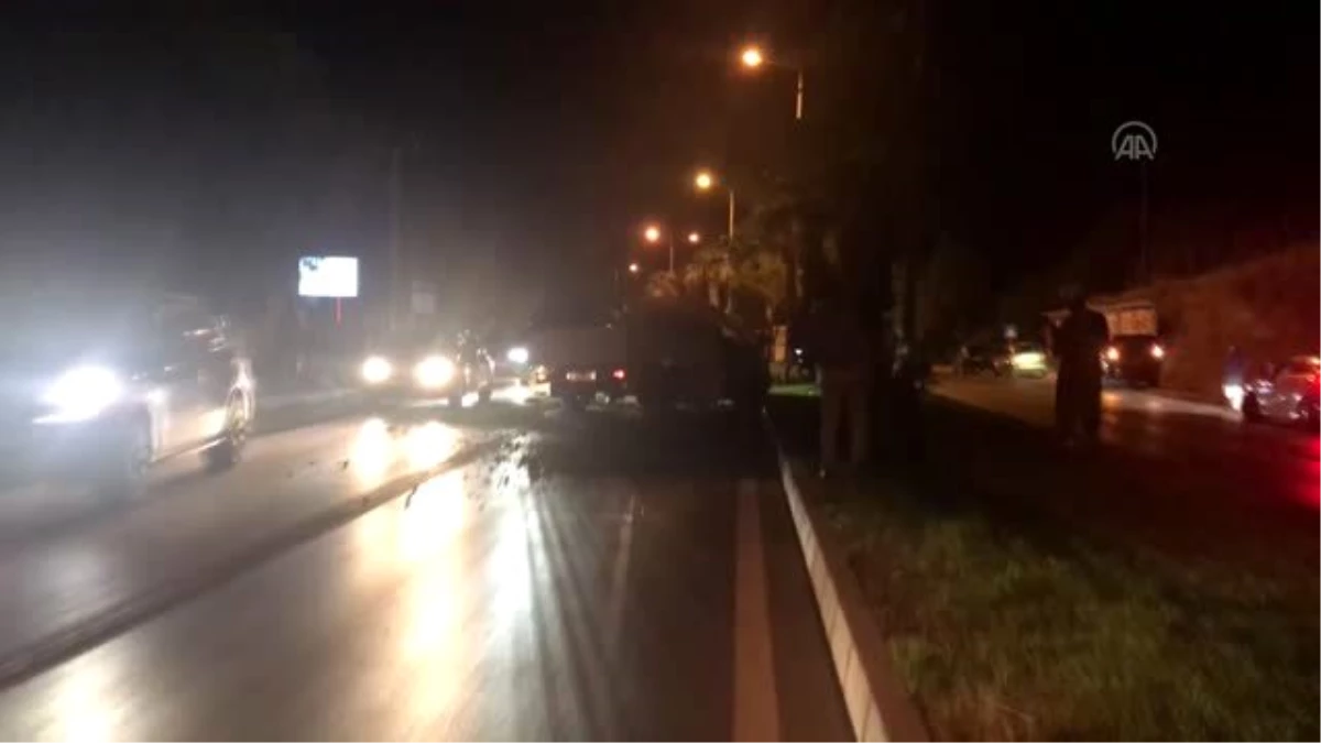 Bodrum\'da kontrolden çıkıp orta refüje çarpan kamyonetin sürücüsü yaralandı