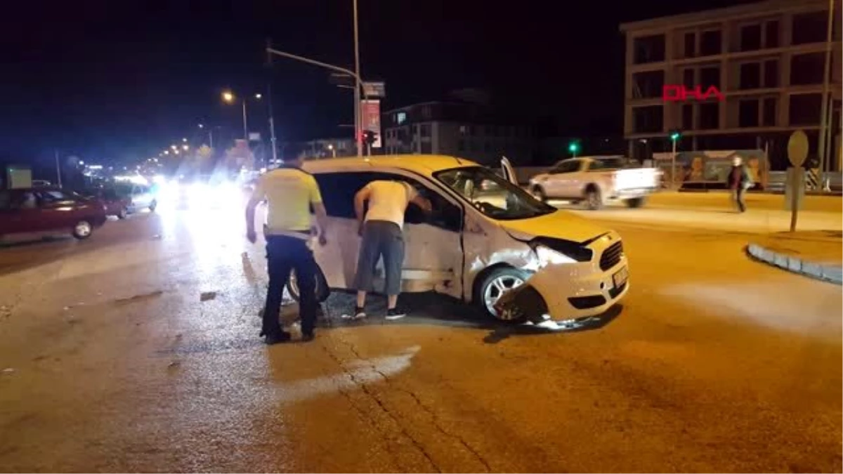 DÜZCE, Kavşakta otomobille hafif ticari araç çarpıştı: 2 yaralı