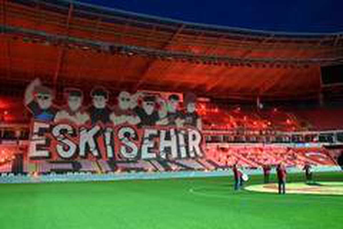 Eskişehirspor taraftarından maskeli kareografi