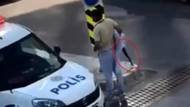 Güpegündüz pompalı tüfekle gezen şahıs yanından geçen polis aracına bile aldırış etmedi