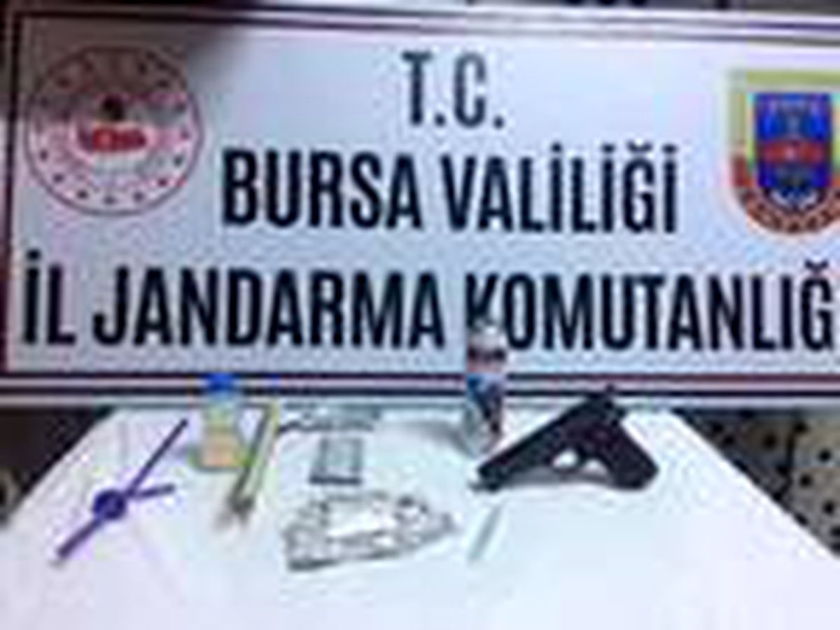 Otomobilde yapılan aramada uyuşturucu madde ile tabanca ele geçirildi: 2 gözaltı