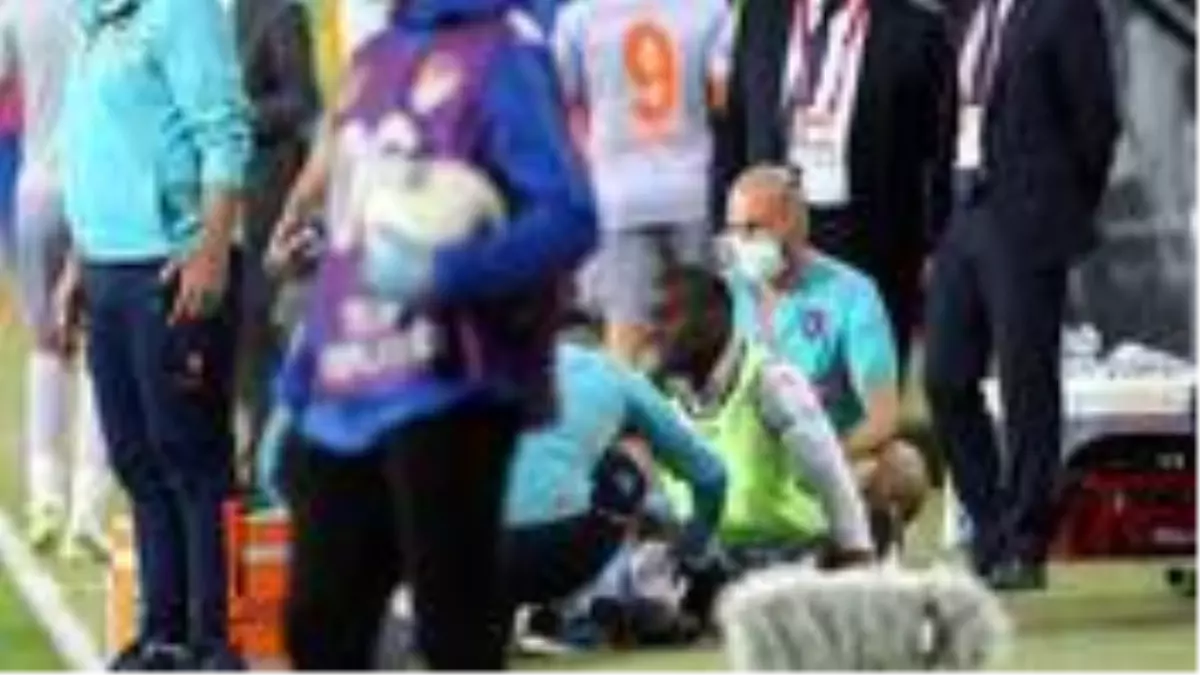 Seyircisiz maçta Başakşehirli Demba Ba\'nın kafasına tribünden su şişesi atıldı