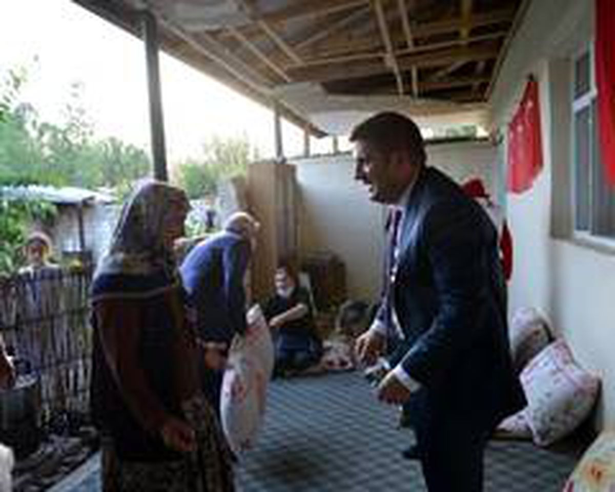 Vali Sarıibrahim ayağının tozuyla şehit ailesini ziyaret etti