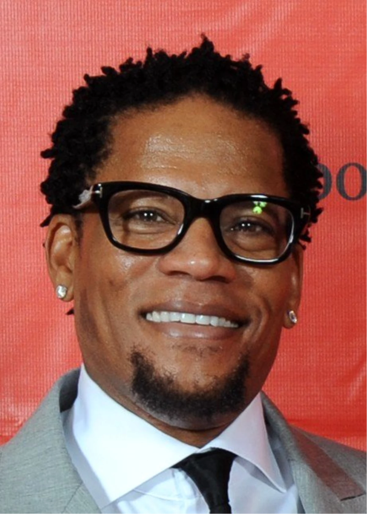 ABD\'li komedyen Hughley sahnede bayıldı