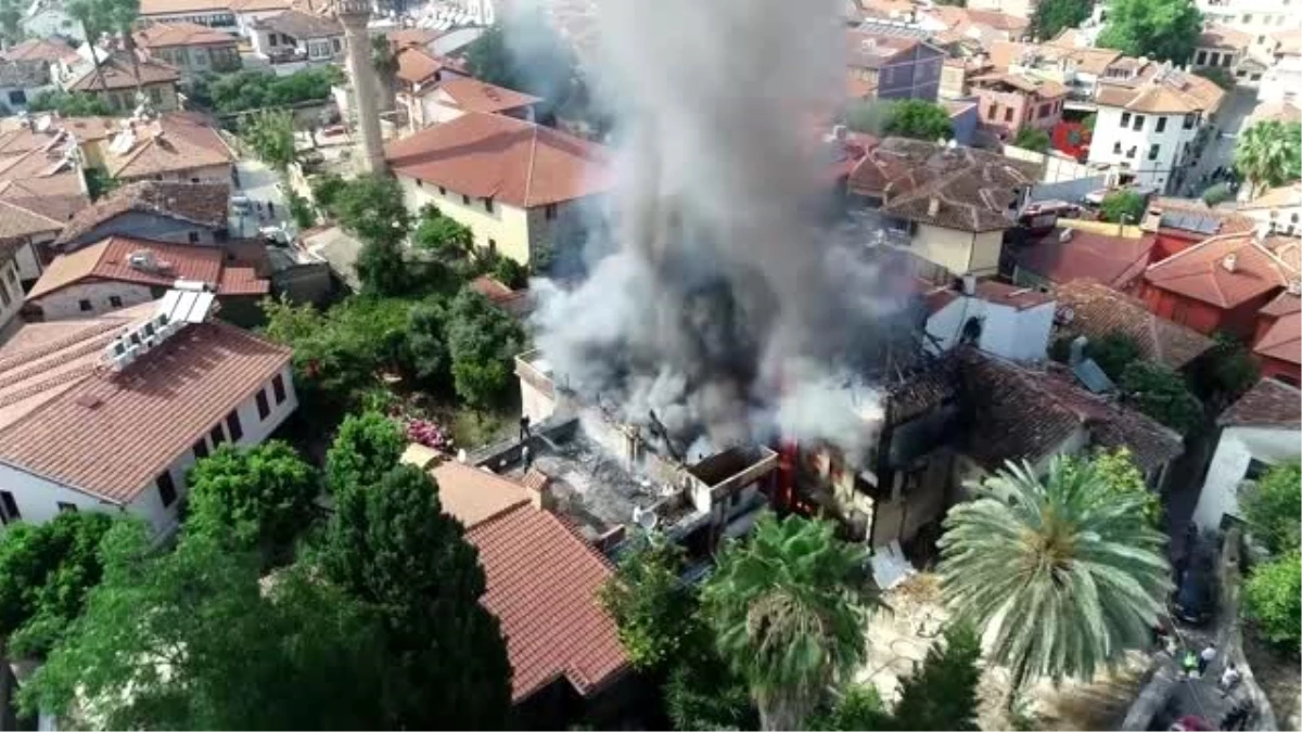 Antalya\'da Kaleiçi\'ndeki tarihi kerpiç bina alev alev yandı
