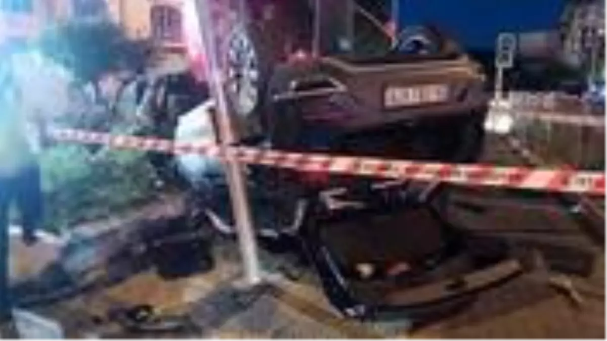 Belediye otobüsüne çarpan otomobildeki çocuklar ölümden döndü