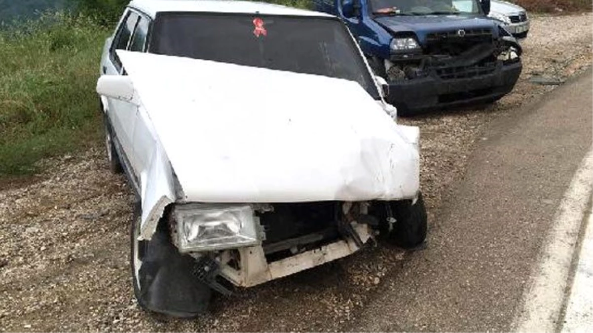 Bursa\'da 4 aracın karıştığı zincirleme kazada 12 kişi yaralandı
