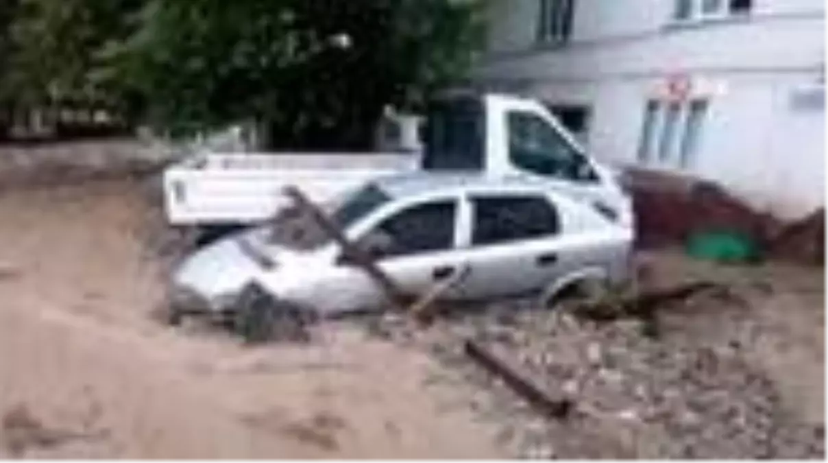 Bursa\'da sel onlarca aracı, traktörü sürükledi,çok sayıda ev ile binlerce döküm ekili alan da sular...