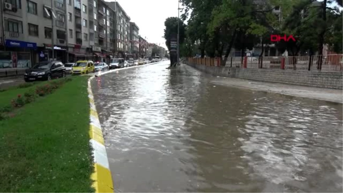 Son dakika haberi | Edirne\'de sağanak; polis tıkanan rögarı sopayla açtı