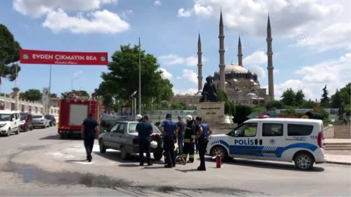 Edirne\'de seyir halindeyken alev alan otomobili polis söndürdü