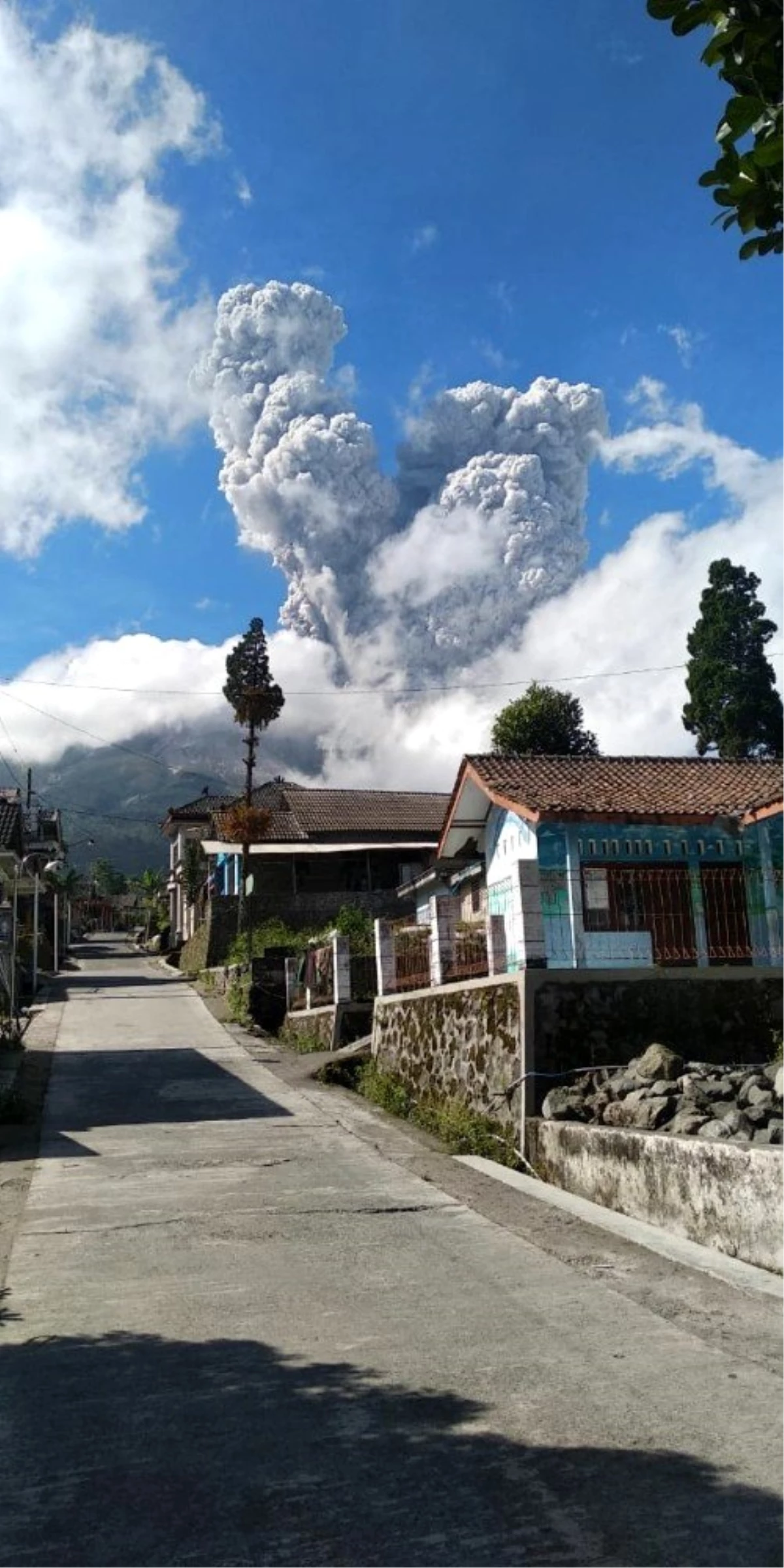 Endonezya\'da yanardağda patlama