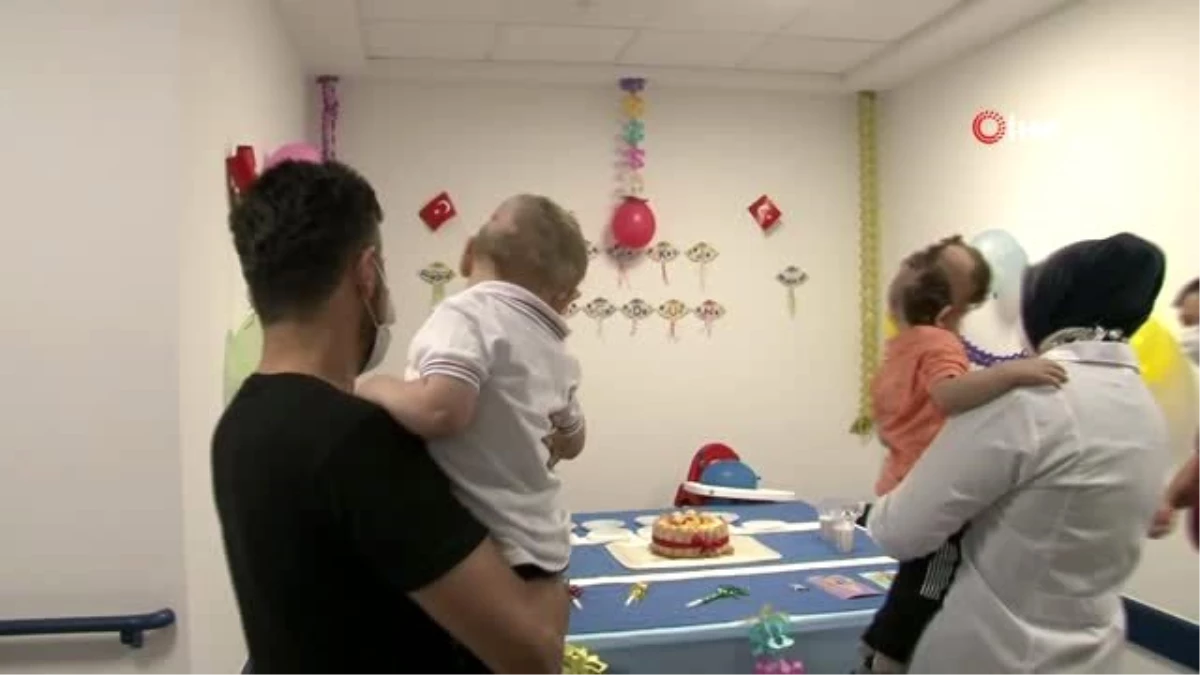 İngiltere\'de ameliyatla ayrılan uapışık ikizler Derman ve Yiğit ikinci yaş günlerini ayrı kutladı