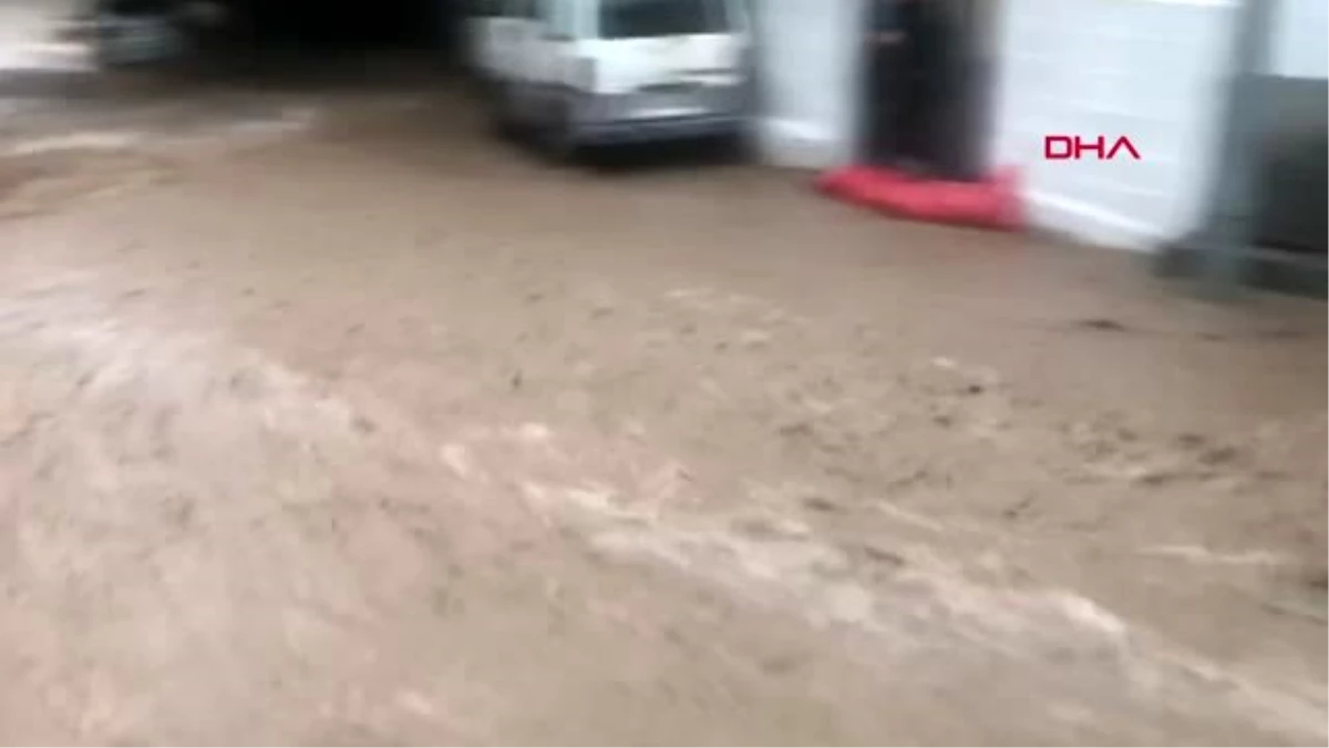 Son Dakika | KIRKLARELİ Pınarhisar\'da sel yolları kapattı