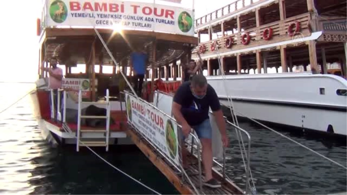 Mehmet Kaptan, teknesine yuva yapan kırlangıçlara "babalık" yapıyor - BALIKESİR