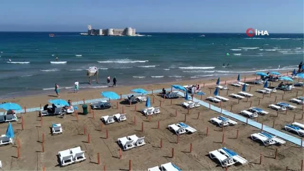Mersin\'deki plajlarda yeni dönem: Plaja girenlere ateş ölçümü, güneşlenenlere maske