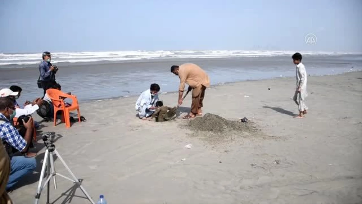 Pakistan\'da güneş tutulması - Engelliler iyileşeceği inancıyla kuma gömülüyor
