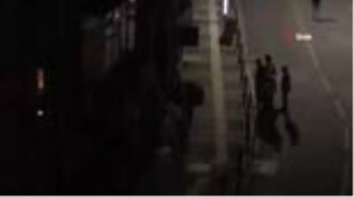 Silahını çıkarıp defalarca ateş etti...O anlar kamerada