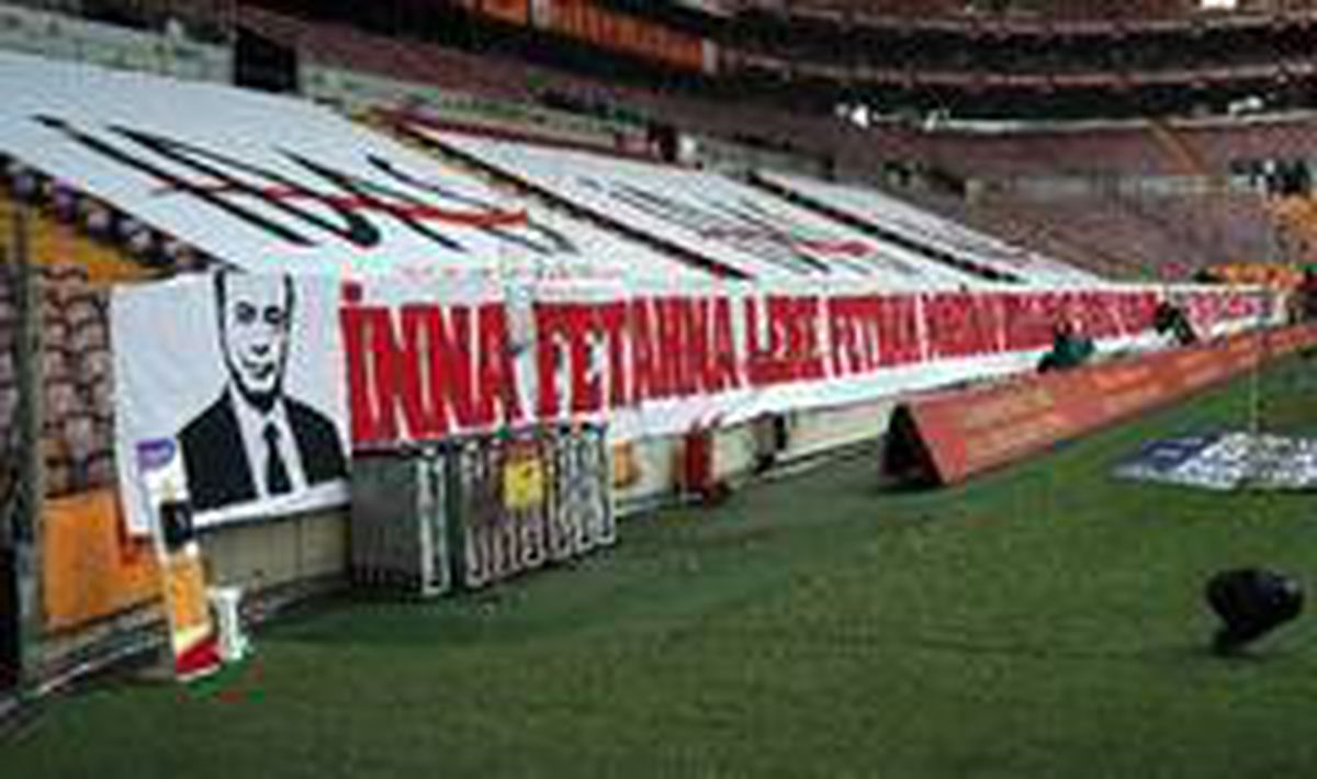 Taraftarlardan Mustafa Cengiz, Muslera ve Andone\'ye destek
