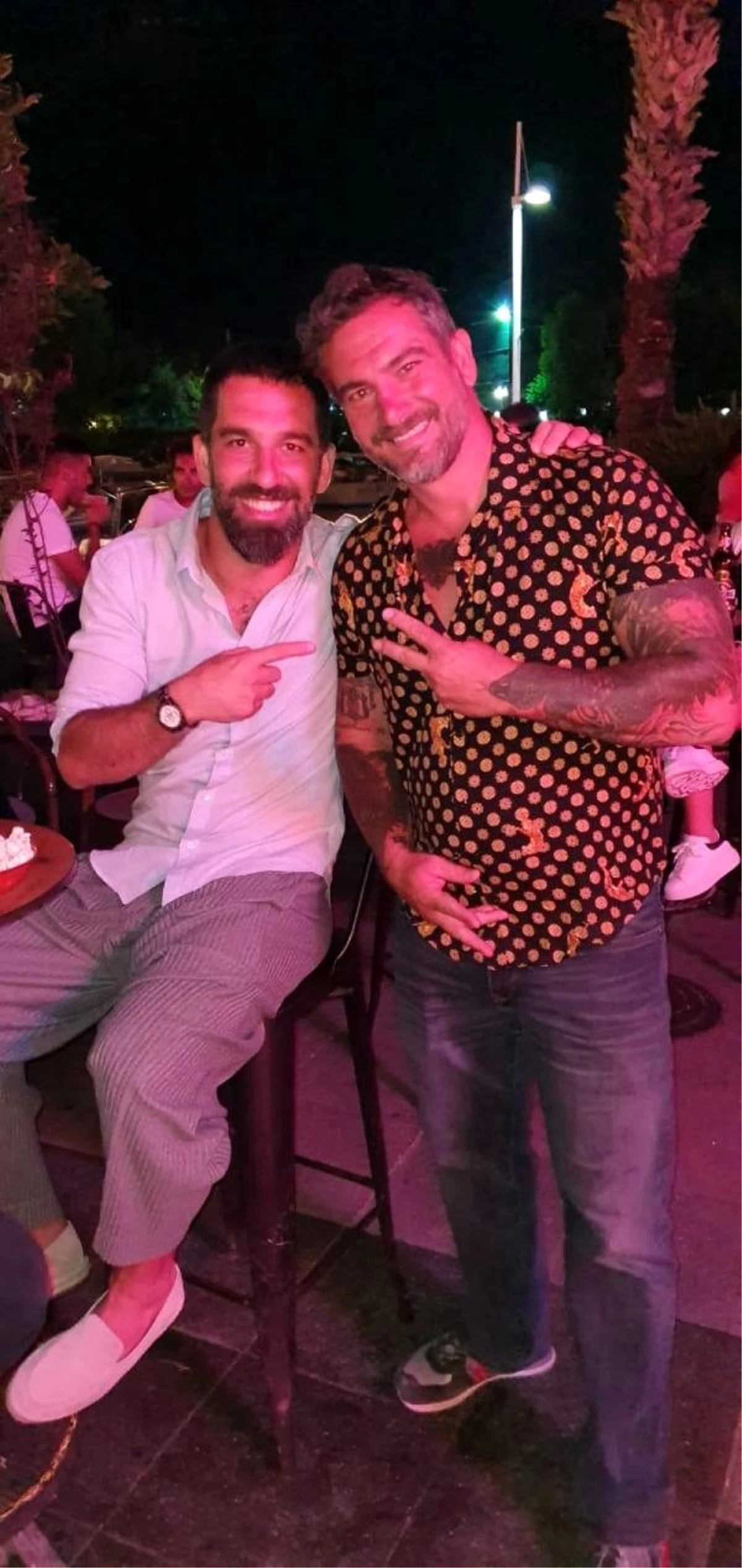 Ünlü futbolcu Arda Turan Marmaris\'te hayranları ile fotoğraf çektirdi