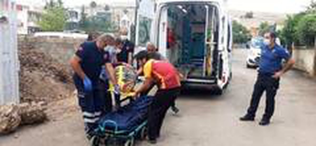 Üzerine tuğla düşen kadın yaralandı