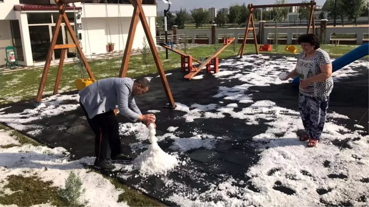 Yaz ortasında kardan adam yapıp kar topu oynadılar