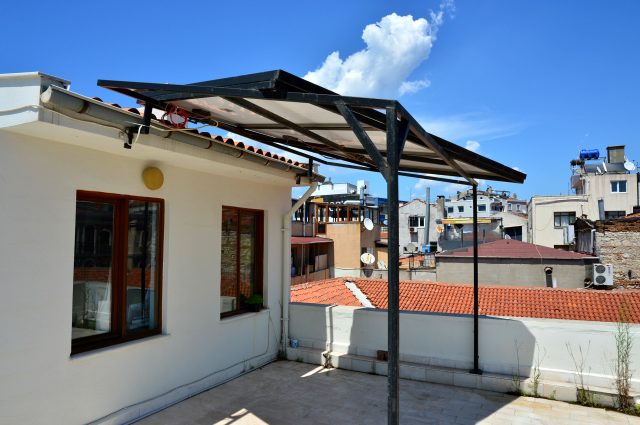Balkona kurdukları güneş paneli sayesinde 7 yıldır elektrik faturası ödemiyorlar