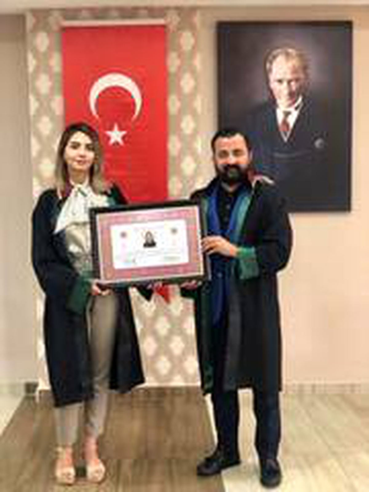 Başkan Aktürk, mesleğe yeni adım atan genç meslektaşlarına avukatlık ruhsatnamelerini takdim etti