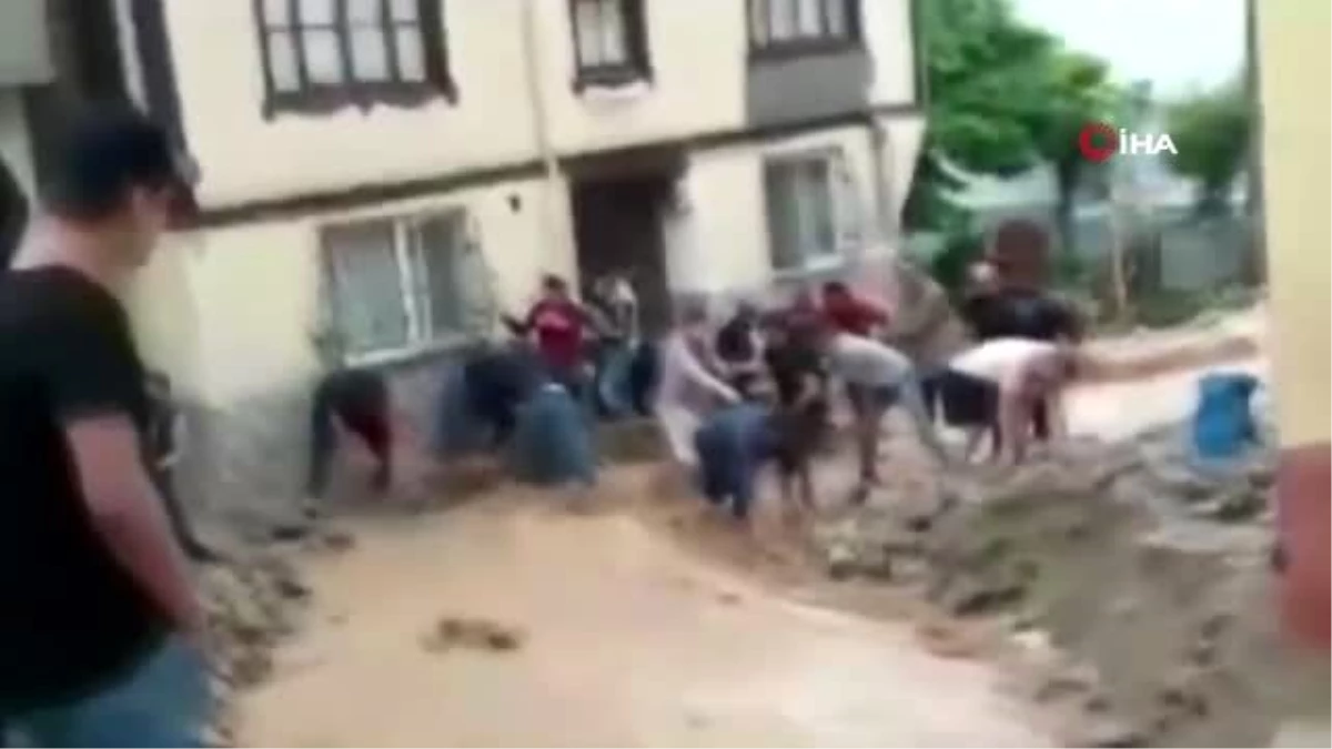 Bursa Orhangazi\'de sel felaketindeki dehşet anları kamerada