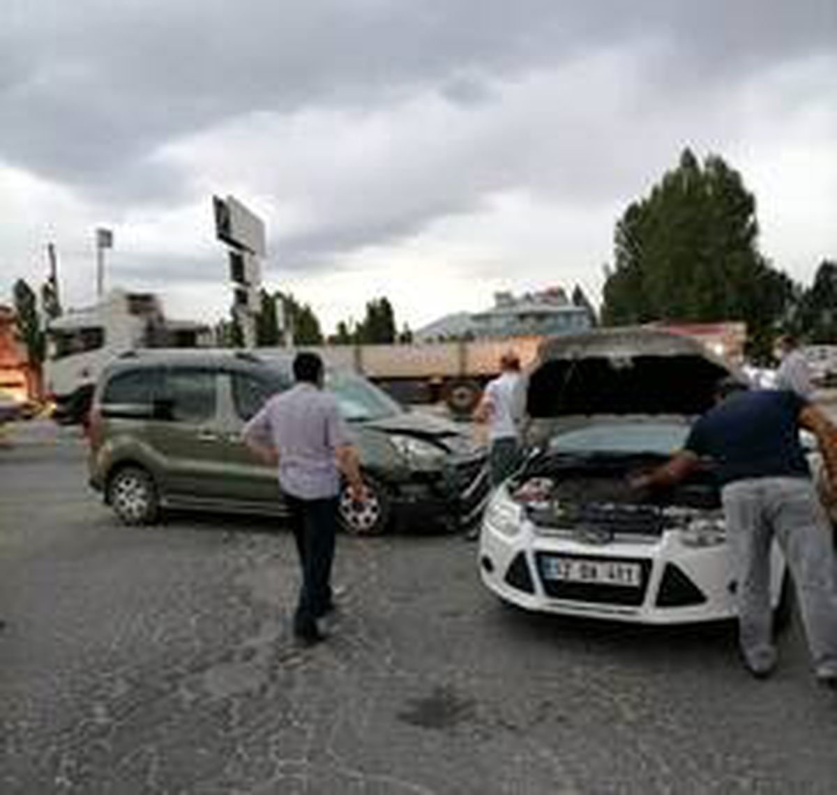 Erciş\'te trafik kazası; 3 yaralı
