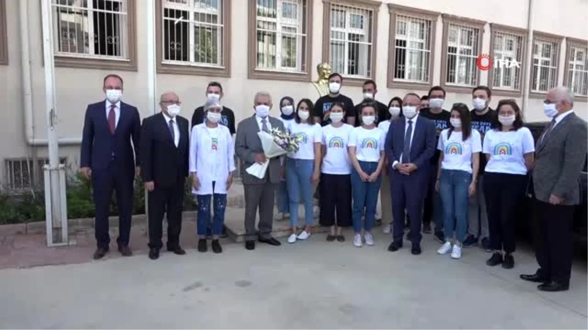 Gönüllü öğrenciler Hollanda\'ya maske ihraç etti
