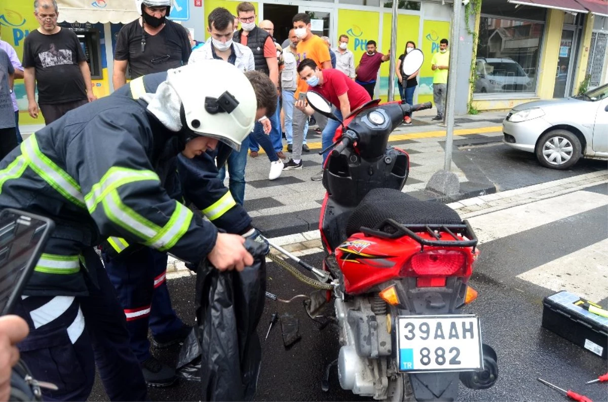 Görenler inanamadı: Motosikletin içinden engerek yılanı çıktı