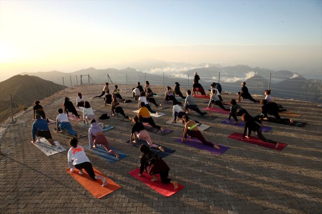 Gün batımında 2365 metre yükseklikte yoga yaptılar