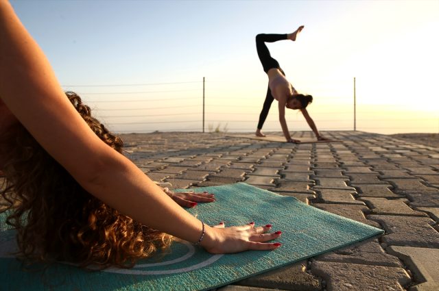 Gün batımında 2365 metre yükseklikte yoga yaptılar