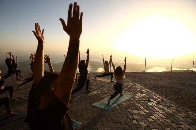 Gün batımında 2365 metre yükseklikte yoga yaptılar