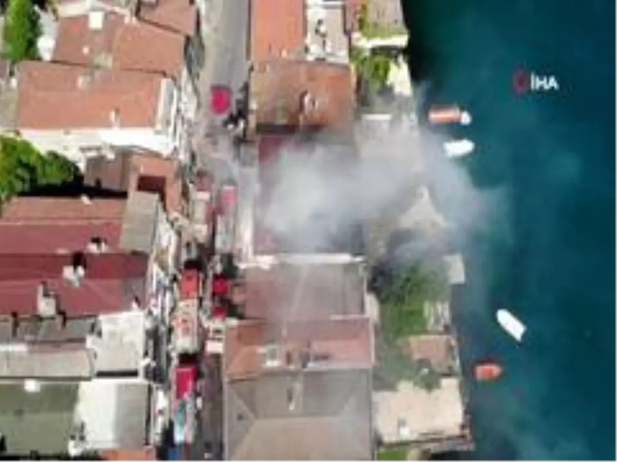 İstanbul Boğazı\'na sıfır binanın çatısı alev alev yandı